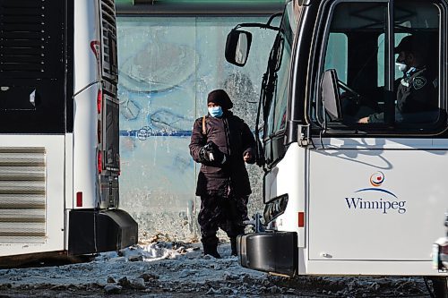 MIKE DEAL / WINNIPEG FREE PRESS
Transit users wait for a bus on the north side of Portage Avenue close to Edmonton Street.
A man was found dead inside a downtown bus shelter on Tuesday amid an ongoing deep freeze.
The man was found in the shelter on Portage Avenue at Edmonton Street at about 5 a.m.
The cause of death was not released, but the incident is not considered suspicious, the Winnipeg Police Service said.
An extreme cold warning is in effect for Winnipeg. 
220223 - Wednesday, February 23, 2022.