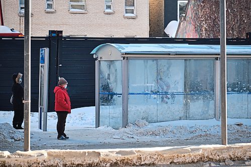 MIKE DEAL / WINNIPEG FREE PRESS
Transit users wait for a bus on the south side of Portage Avenue close to Edmonton Street.
A man was found dead inside a downtown bus shelter on Tuesday amid an ongoing deep freeze.
The man was found in the shelter on Portage Avenue at Edmonton Street at about 5 a.m.
The cause of death was not released, but the incident is not considered suspicious, the Winnipeg Police Service said.
An extreme cold warning is in effect for Winnipeg. 
220223 - Wednesday, February 23, 2022.