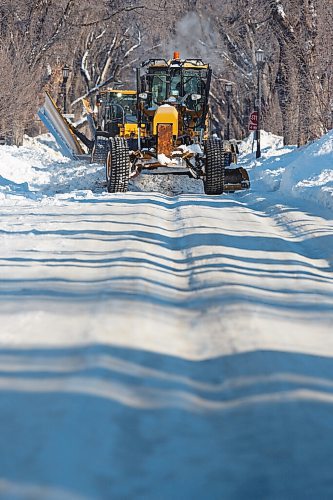 MIKE DEAL / WINNIPEG FREE PRESS
Snow plows clear streets in Wolseley Thursday morning.
220224 - Thursday, February 24, 2022.