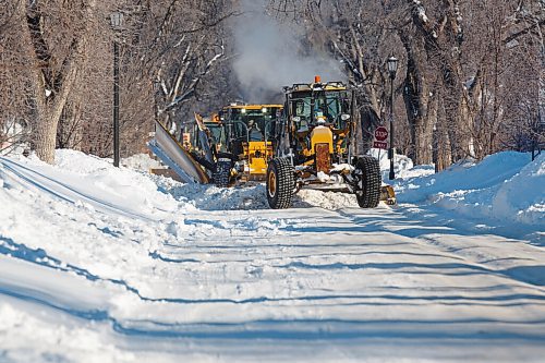 MIKE DEAL / WINNIPEG FREE PRESS
Snow plows clear streets in Wolseley Thursday morning.
220224 - Thursday, February 24, 2022.