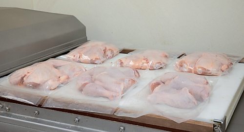 JESSICA LEE / WINNIPEG FREE PRESS

Chicken is photographed at Frigs Natural Meats on February 22, 2022.

Reporter: Dave
