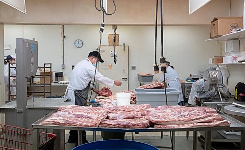 JESSICA LEE / WINNIPEG FREE PRESS

Workers process meat at Frigs Natural Meats on February 22, 2022.

Reporter: Dave
