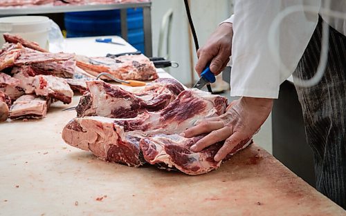 JESSICA LEE / WINNIPEG FREE PRESS

A worker processes beef at Frigs Natural Meats on February 22, 2022.

Reporter: Dave
