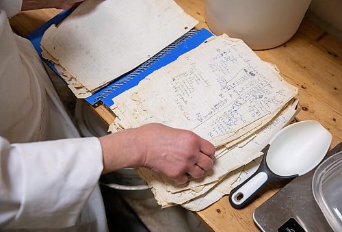 JESSICA LEE / WINNIPEG FREE PRESS
Michelle Mansell, owner, browses the recipe book at Frigs Natural Meats on February 22, 2022.
Reporter: Dave