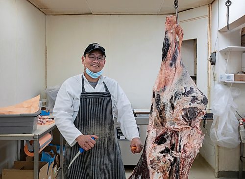 JESSICA LEE / WINNIPEG FREE PRESS

Archito Quisumbing, a butcher at Frigs, poses for a photograph at Frigs Natural Meats on February 22, 2022.

Reporter: Dave
