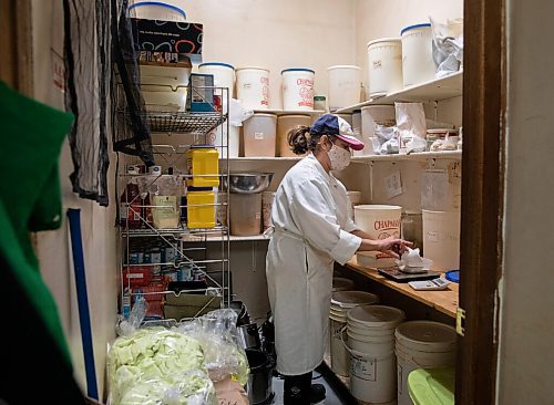 JESSICA LEE / WINNIPEG FREE PRESS
Michelle Mansell, owner, measures spices at Frigs Natural Meats to make sausages on February 22, 2022.
Reporter: Dave