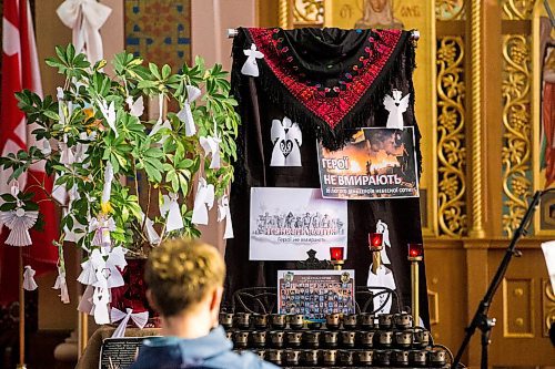 MIKAELA MACKENZIE / WINNIPEG FREE PRESS

Rev. Ihor Shved leads a small group in prayer for the Ukraine at Sts. Vladimir & Olga Cathedral in Winnipeg on Thursday, Feb. 24, 2022. For Erik story.
Winnipeg Free Press 2022.