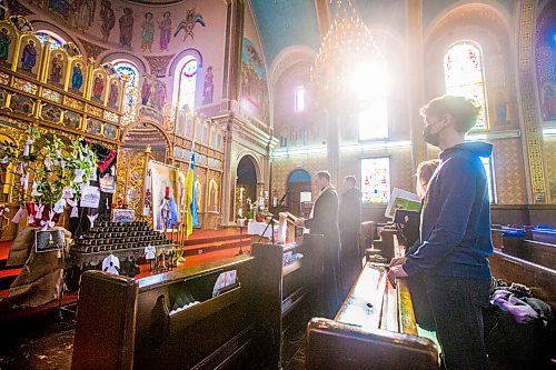 MIKAELA MACKENZIE / WINNIPEG FREE PRESS

Rev. Ihor Shved leads a small group in prayer for the Ukraine at Sts. Vladimir & Olga Cathedral in Winnipeg on Thursday, Feb. 24, 2022. For Erik story.
Winnipeg Free Press 2022.