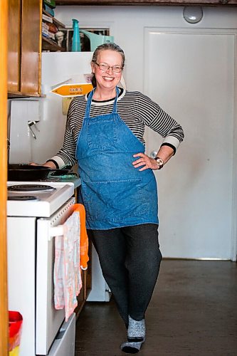 MIKAELA MACKENZIE / WINNIPEG FREE PRESS

Alison Gillmor poses for a portrait in her kitchen with some freshly baked skillet cornbread from the Recipe Swap column in Winnipeg on Friday, Feb. 25, 2022. For Eva Wasney story.
Winnipeg Free Press 2022.