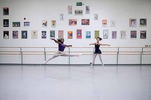 JESSICA LEE / WINNIPEG FREE PRESS

Bella Watkins, 14, (right) and Dailia Martin, 13, are photographed at a Royal Winnipeg Ballet studio on February 22, 2022.

Reporter: Jen
