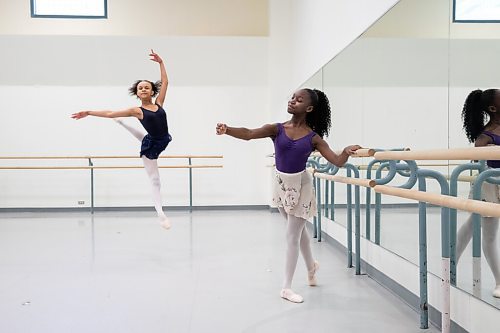 JESSICA LEE / WINNIPEG FREE PRESS

Bella Watkins, 14, (left) and Dailia Martin, 13, are photographed at a Royal Winnipeg Ballet studio on February 22, 2022.

Reporter: Jen
