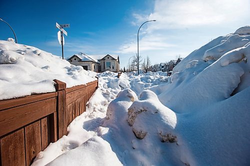 MIKAELA MACKENZIE / WINNIPEG FREE PRESS

Big windrows and treacherous sidewalk conditions on Ashworth street at Julia Road in Winnipeg on Monday, Feb. 28, 2022. For Malak Abas story.
Winnipeg Free Press 2022.