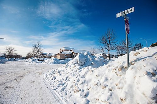 MIKAELA MACKENZIE / WINNIPEG FREE PRESS

Big windrows and treacherous sidewalk conditions on Ashworth street at Julia Road in Winnipeg on Monday, Feb. 28, 2022. For Malak Abas story.
Winnipeg Free Press 2022.