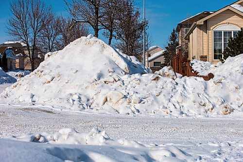 MIKAELA MACKENZIE / WINNIPEG FREE PRESS

Big windrows and treacherous sidewalk conditions on Ashworth street at Julia Road in Winnipeg on Monday, Feb. 28, 2022. For Malak Abas story.
Winnipeg Free Press 2022.