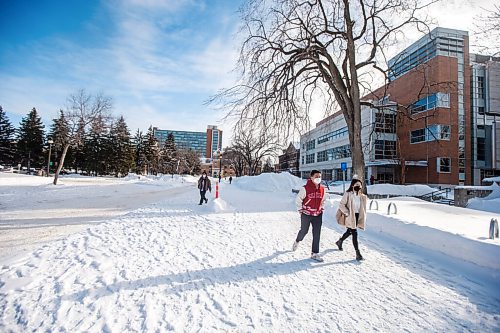 MIKAELA MACKENZIE / WINNIPEG FREE PRESS

Students walk around on campus at the University of Manitoba in Winnipeg on Monday, Feb. 28, 2022. For Maggie Macintosh story.
Winnipeg Free Press 2022.