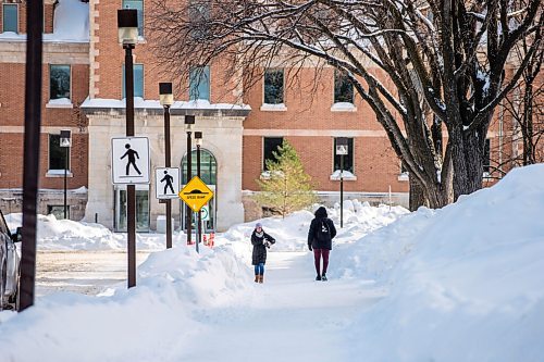 MIKAELA MACKENZIE / WINNIPEG FREE PRESS

Students walk around on campus at the University of Manitoba in Winnipeg on Monday, Feb. 28, 2022. For Maggie Macintosh story.
Winnipeg Free Press 2022.