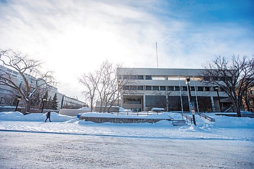 MIKAELA MACKENZIE / WINNIPEG FREE PRESS

Students walk around on campus at the University of Manitoba in Winnipeg on Monday, Feb. 28, 2022. For Maggie Macintosh story.
Winnipeg Free Press 2022.