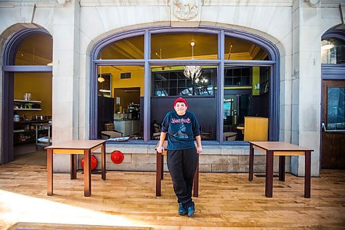 MIKAELA MACKENZIE / WINNIPEG FREE PRESS

Chef Wendy Murray poses for a portrait in the Royal Albert Arms, which will be reopening this week, in Winnipeg on Tuesday, March 1, 2022. For Eva Wasney story.
Winnipeg Free Press 2022.