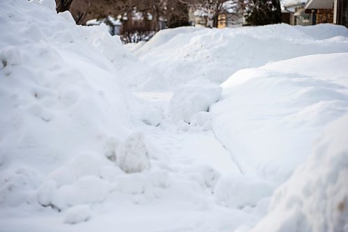 MIKAELA MACKENZIE / WINNIPEG FREE PRESS

A sidewalk where snow has fallen down and blocked it in Garden City in Winnipeg on Tuesday, March 1, 2022. For Cody Sellar story.
Winnipeg Free Press 2022.