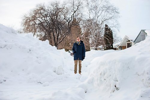 MIKAELA MACKENZIE / WINNIPEG FREE PRESS

Daniel Guenther, president of the Garden City Resident's Association, poses for a photo on a sidewalk where snow has fallen down and blocked it in the neighbourhood in Winnipeg on Tuesday, March 1, 2022. For Cody Sellar story.
Winnipeg Free Press 2022.