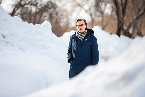 MIKAELA MACKENZIE / WINNIPEG FREE PRESS

Daniel Guenther, president of the Garden City Resident's Association, poses for a photo on a sidewalk where snow has fallen down and blocked it in the neighbourhood in Winnipeg on Tuesday, March 1, 2022. For Cody Sellar story.
Winnipeg Free Press 2022.