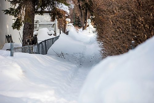 MIKAELA MACKENZIE / WINNIPEG FREE PRESS

A snowed-in connecting walkway in Garden City in Winnipeg on Tuesday, March 1, 2022. For Cody Sellar story.
Winnipeg Free Press 2022.