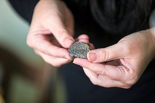 MIKAELA MACKENZIE / WINNIPEG FREE PRESS

KC Adams shows a clay vessel shard in her kitchen in Winnipeg on Tuesday, March 1, 2022. For Eva Wasney story.
Winnipeg Free Press 2022.