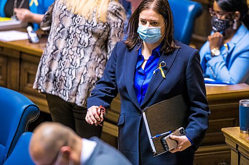 MIKAELA MACKENZIE / WINNIPEG FREE PRESS

Premier Heather Stefanson enters the Legislative Chamber at the Manitoba Legislative Building in Winnipeg on Wednesday, March 2, 2022. For Carol Sanders story.
Winnipeg Free Press 2022.