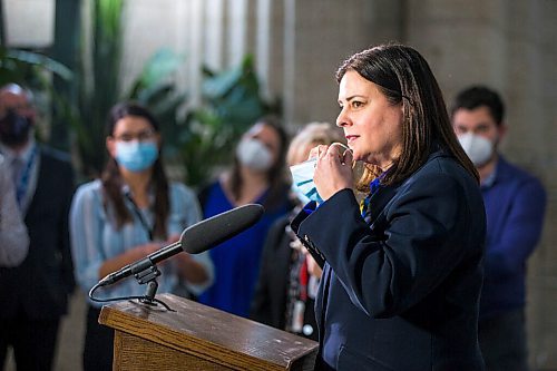 MIKAELA MACKENZIE / WINNIPEG FREE PRESS

Premier Heather Stefanson scrums in the rotunda at the Manitoba Legislative Building in Winnipeg on Wednesday, March 2, 2022. For Carol/Danielle story.
Winnipeg Free Press 2022.