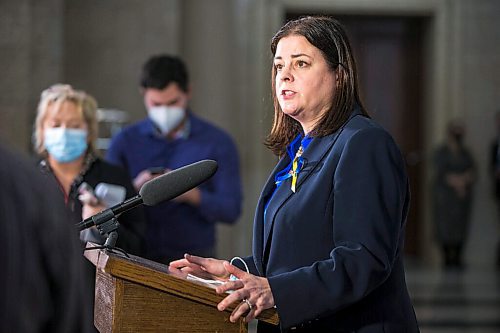 MIKAELA MACKENZIE / WINNIPEG FREE PRESS

Premier Heather Stefanson scrums in the rotunda at the Manitoba Legislative Building in Winnipeg on Wednesday, March 2, 2022. For Carol/Danielle story.
Winnipeg Free Press 2022.