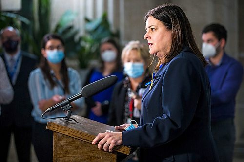 MIKAELA MACKENZIE / WINNIPEG FREE PRESS

Premier Heather Stefanson scrums in the rotunda at the Manitoba Legislative Building in Winnipeg on Wednesday, March 2, 2022. For Carol/Danielle story.
Winnipeg Free Press 2022.