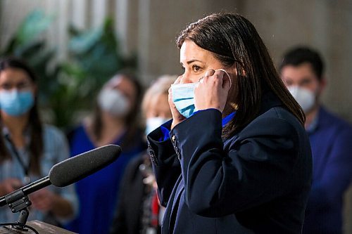 MIKAELA MACKENZIE / WINNIPEG FREE PRESS

Premier Heather Stefanson scrums in the rotunda at the Manitoba Legislative Building in Winnipeg on Wednesday, March 2, 2022. For Carol/Danielle story.
Winnipeg Free Press 2022.