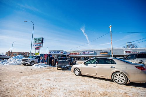 MIKAELA MACKENZIE / WINNIPEG FREE PRESS

Cars line up at the pump at a station with gas still at the lower price of 149.9 as gas prices rise in Winnipeg on Thursday, March 3, 2022. For --- story.
Winnipeg Free Press 2022.
