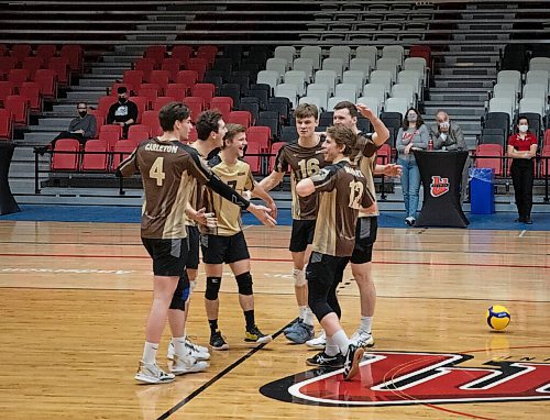 JESSICA LEE / WINNIPEG FREE PRESS

The University of Manitoba Bisons huddle in between sets. The University of Winnipeg Wesmen played against the University of Manitoba Bisons in mens volleyball finals on March 3, 2022.

Reporter: Taylor
