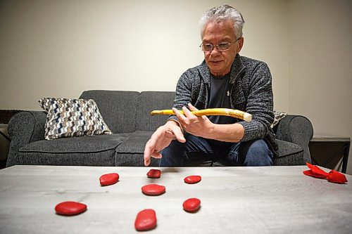 MIKE DEAL / WINNIPEG FREE PRESS
Wally Chartrand, Keeper of the Spirit at Ma Mawi Wi Chi Itata Centre shares a turtle teaching at one of the Centres locations, at 200 Alpine Way in Headingly, MB.
See Shelley Cook story
220304 - Friday, March 04, 2022.