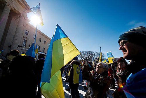 JOHN WOODS / WINNIPEG FREE PRESS
People gather at a rally in support of Ukraine and against the Russian invasion at the Manitoba Legislature Sunday, March 6, 2022.