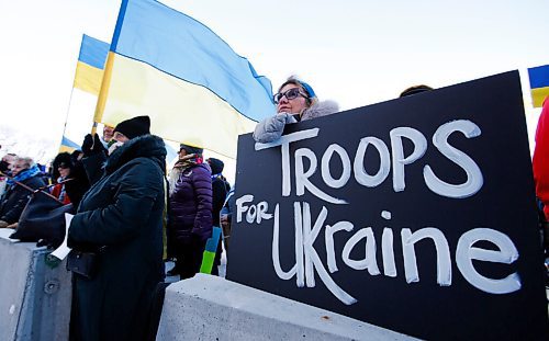 JOHN WOODS / WINNIPEG FREE PRESS
People gather at a rally in support of Ukraine and against the Russian invasion at the Manitoba Legislature Sunday, March 6, 2022.