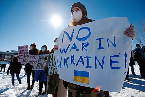 JOHN WOODS / WINNIPEG FREE PRESS
People gather at a rally in support of Ukraine and against the Russian invasion at The Forks Sunday, March 6, 2022.