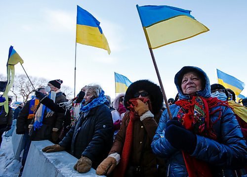 JOHN WOODS / WINNIPEG FREE PRESS
People gather at a rally in support of Ukraine and against the Russian invasion at the Manitoba Legislature Sunday, March 6, 2022.