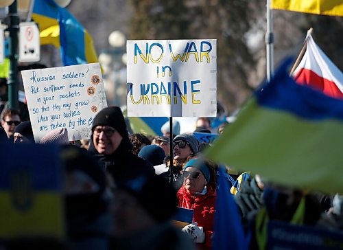 JOHN WOODS / WINNIPEG FREE PRESS
People gather at a rally in support of Ukraine and against the Russian invasion at the Manitoba Legislature Sunday, March 6, 2022.