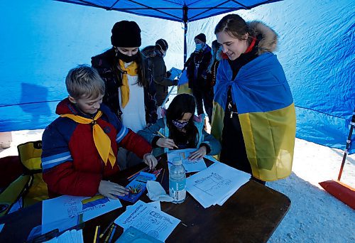 JOHN WOODS / WINNIPEG FREE PRESS
Anna Shypilova, right, entertains children as people gather at a rally in support of Ukraine and against the Russian invasion at the Manitoba Legislature Sunday, March 6, 2022.