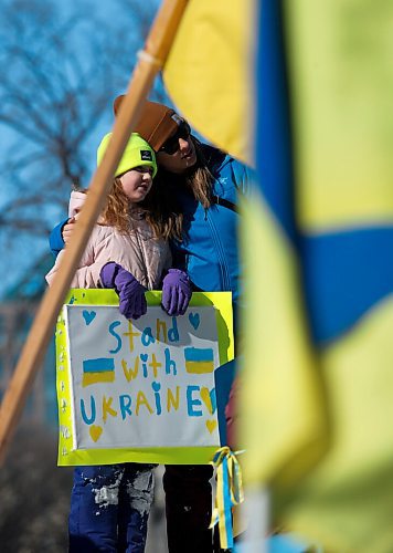 JOHN WOODS / WINNIPEG FREE PRESS
People gather at a rally in support of Ukraine and against the Russian invasion at the Manitoba Legislature Sunday, March 6, 2022.