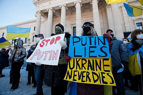 JOHN WOODS / WINNIPEG FREE PRESS
People gather at a rally in support of Ukraine and against the Russian invasion at the Manitoba Legislature Sunday, March 6, 2022.