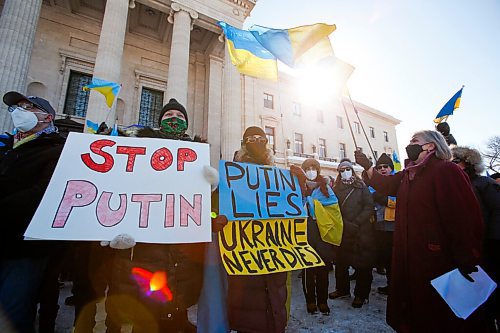 JOHN WOODS / WINNIPEG FREE PRESS
People gather at a rally in support of Ukraine and against the Russian invasion at the Manitoba Legislature Sunday, March 6, 2022.