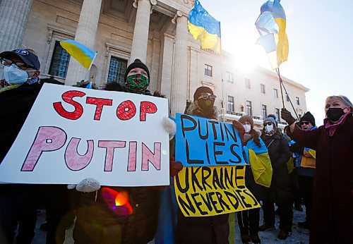 JOHN WOODS / WINNIPEG FREE PRESS
People gather at a rally in support of Ukraine and against the Russian invasion at the Manitoba Legislature Sunday, March 6, 2022.