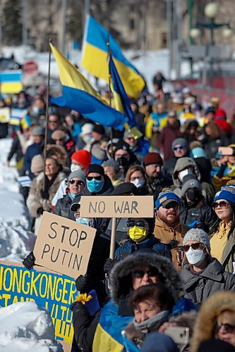 JOHN WOODS / WINNIPEG FREE PRESS
People gather at a rally in support of Ukraine and against the Russian invasion at the Manitoba Legislature Sunday, March 6, 2022.