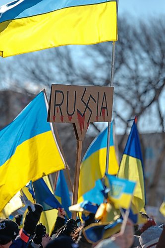 JOHN WOODS / WINNIPEG FREE PRESS
People gather at a rally in support of Ukraine and against the Russian invasion at the Manitoba Legislature Sunday, March 6, 2022.