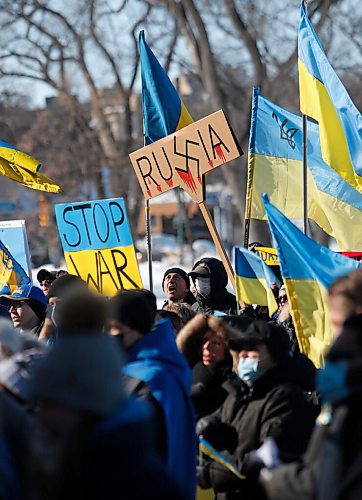 JOHN WOODS / WINNIPEG FREE PRESS
People gather at a rally in support of Ukraine and against the Russian invasion at the Manitoba Legislature Sunday, March 6, 2022.