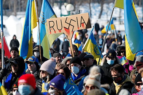 JOHN WOODS / WINNIPEG FREE PRESS
People gather at a rally in support of Ukraine and against the Russian invasion at the Manitoba Legislature Sunday, March 6, 2022.