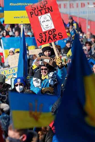 JOHN WOODS / WINNIPEG FREE PRESS
People gather at a rally in support of Ukraine and against the Russian invasion at the Manitoba Legislature Sunday, March 6, 2022.